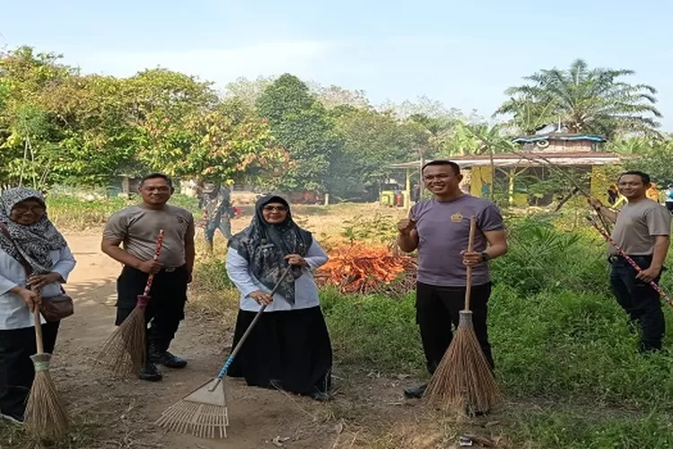 Kapolsek Indrapura AKP Jonni H. Damanik ikut bergotong royong dengan warga kelurahan perkebunan Sipare pare (Realitasonline.id/GS)