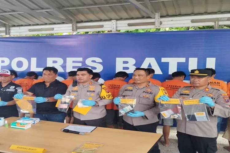 Kapolres Batu Bara AKBP Taufik Hidayat Thayeb didampingi Wakapolres Batubara Kompol Imam Alriyuddin, Kasat Narkoba AKP Fery Kusnadi dan Kapolsek Lima Puluh AKP TL Simamora saat menunjukkan barang bukti Sabu (Realitasonline.id/GS)