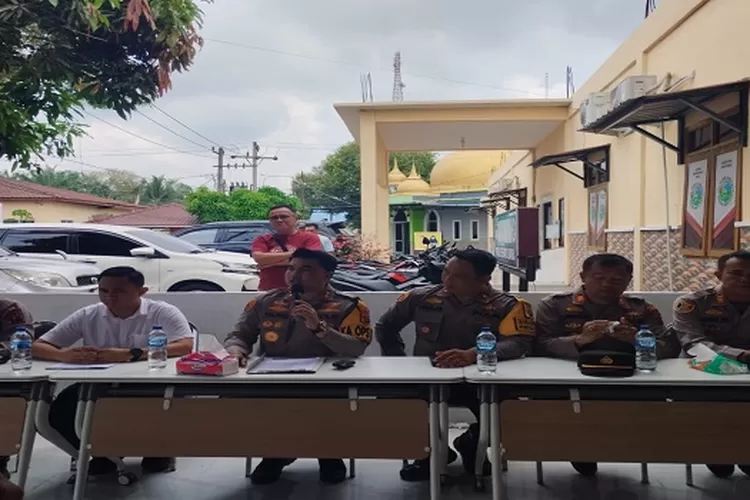 Kapolres Batu Bara AKBP Taufik Hidayat Thayeb didampingi Wakapolres Batu Bara Kompol Imam Alriyuddin, Kasat Reskrim AKP Irfan M.N Alireja, Kapolsek Indrapura AKP Jonni H.Damanik, Kapolsek Medang deras AKP Abdi Tansar, Kapolsek Lima Puluh AKP TL Simamora (Realitasonline.id/GS)