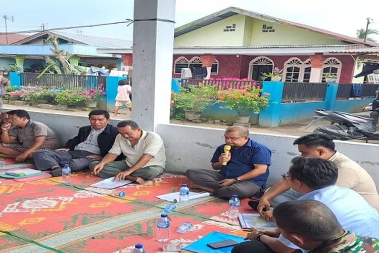 Pertemuan antara Regional I PTPN1  dengan warga di Jambur Dusun II Desa Sidodadi (Realitasonline.id/zul)