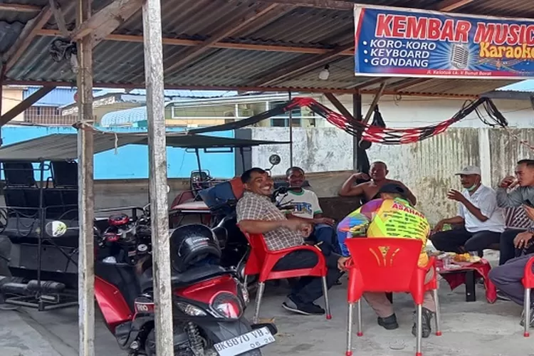 Camat Kota Kisaran Barat bersama Lurah dan perangkat kelurahan beristirahat usai melakukan kegiatan  (Realitasonline.id/jusli)