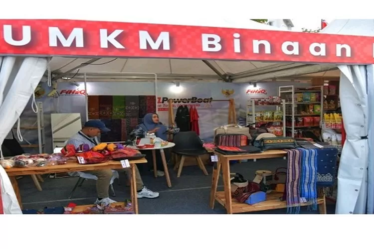Salah satu stand UMKM promosikan produk dalam negeri meramaikan ajang F1H2O Powerboat Danau Toba 2024 di booth sekitar sirkuit di pelabuhan Mulia Raja Napitupulu Balige  (Realitasonline.id/MS)