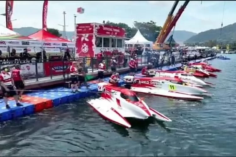 Para pembalap terlihat memulai sesi latihan bebas (free practice) uji coba  sirkuit yang terletak di Venue F1H2O Lapangan Sisingamangaraja XII, Balige (Realitasonline.id/MS)