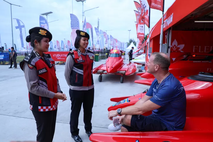 Personel yang fasih berbahasa Inggris berdialog dengan wisatawan yang akan menyaksikan F1 Powerboat.