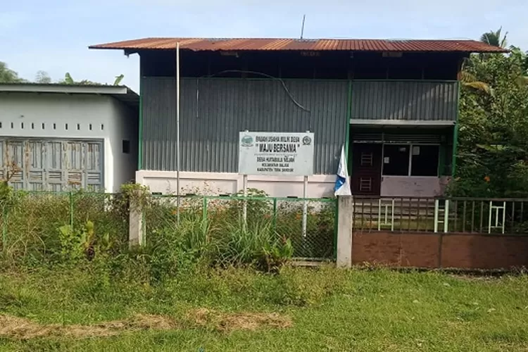  Gedung BUMdes desa Hutabulu Mejan berjarak sekitar 1, 5 km dari Kantor inspektorat Toba terlihat sudah tutup tidak ada aktivitas . (Realitasonline.id/MS)