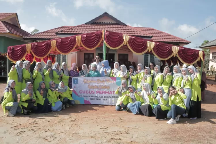 Tenaga Pendidik dari Kecamatan Pangkalan Baru Kabupaten Bangka Tengah beserta Camat Manggar Heri Susanto mengunjungi Kelompok Bermain Alam Telubang Batu di Desa Bentaian