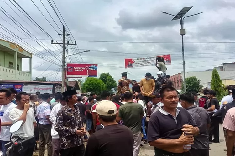  Ratusan massa dari Aliansi Masyarakat Ulu Sosa mendatangi Kantor Bawaslu, menuntut penghitungan suara ulang di TPS Desa Harang Julu  (Realitasonline.id/SS)