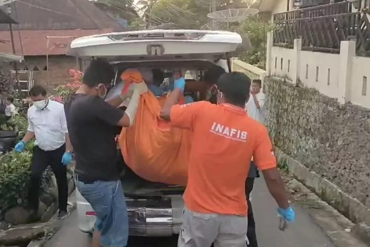 Tim Inafis Polres Padangsidimpuan Membawa mayat korban ke ambulance untuk dilakukan otopsi di RSUD