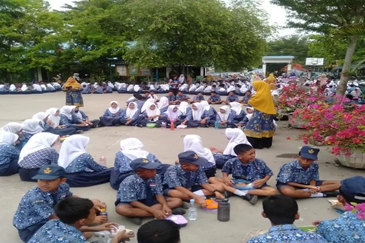 Makan berkeliling pelajar SMPN I Beringin di halaman sekolah menyambut bulan puasa (Realitasonline.id/zul)