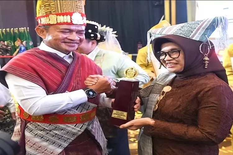 Wali Kota dr Susanti Dewayani menerima penghargaan terbaik 1 PPD dari Pj Gubsu Hasanuddin  (Realitasonline/RH)