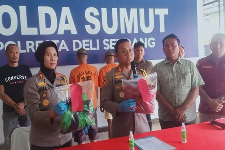 Barang bukti hasil kejahatan anggota geng motor dipamer polisi (Realitasonline.id/zul)
