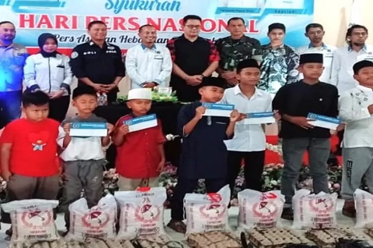 Pengurus PWI Asahan dan unsur Forkopimda foto bersama anak yatim pada acara syukuran HPN 2024 (Realitasonline.id/HS)