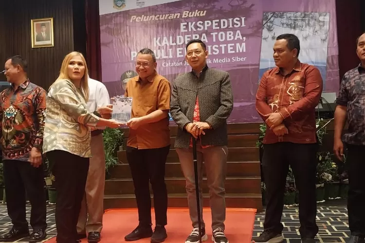 Serikat Media Siber Indonesia (SMSI) Sumut meluncurkan buku "Ekspedisi Kaldera, Toba Peduli Ekosistem" di Ballroom Hotel Grand Mercure Medan, Jumat (08/03/2024) malam.