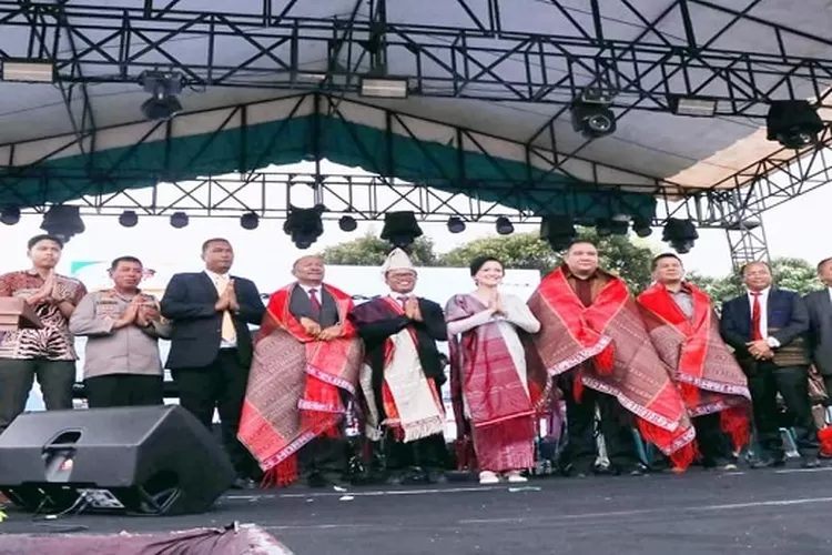 Pj Gubernur Sumut yang diwakili Haryanto butar- Butar di ulosi Forkopimda Toba (Realitasonline.id/MS)