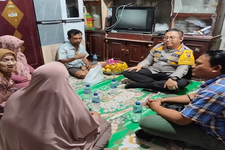 Kapolresta  mengunjungi korban geng motor di Lubuk Pakam dan Tanjung Morawa. (Realitasonline.id/zul)