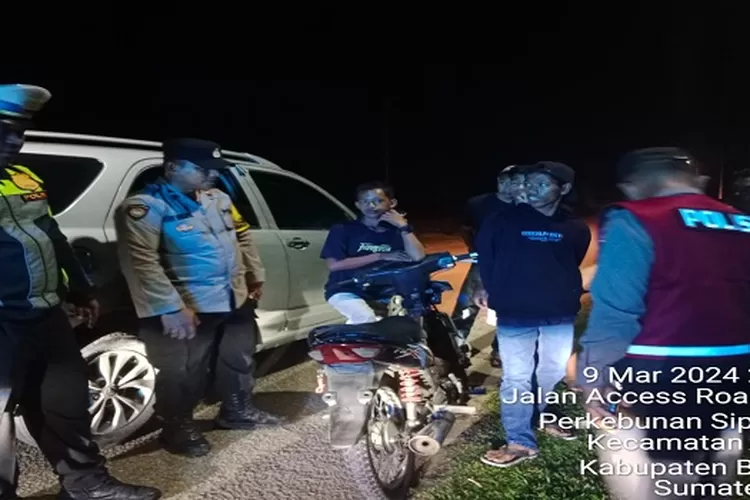 Personil Sat Lantas Polres Batu Bara saat melakukan Patroli dan Razia Antisipasi balap liar di Jalan Acces Road Inalum, (Realitasonline.id/GS)