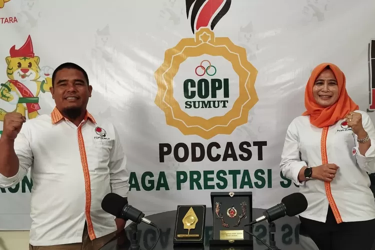 Ketua FOPI Sumut, Dr dr Hj Liliana Puspa Sari SPd MKes (kanan) foto bersama Kabid Binpres, Edward Keliat.