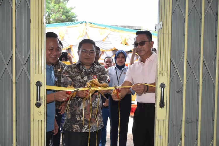 Bupati Belitung Timur Burhanudin Meresmikan Kedai Pengendali Inflasi Daerah di Pasar Lipat Kajang Manggar
