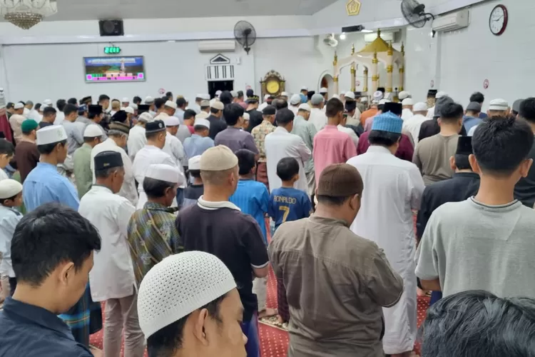 Warga Kota Padangsidimpuan saat mengikuti shalat Tarawih pertama puasa Ramadhan 1445 Hijriah di Masjid Al Ikhlas Samora Jalan Sudirman Kecamatan Padangsidimpuan Utara Kota Padangsidimpuan, Selasa (12/3/2023). (Foto: Realitasonline.id/ RI)