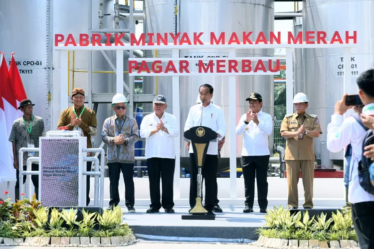 Pj Gubernur Sumut Hassanudin mendampingi Presiden RI Joko Widodo meresmikan Pabrik Minyak Makan Merah Pagar Merbau, Kabupaten Deliserdang, Kamis (14/3/2024).