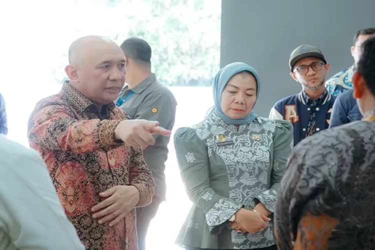 Menkop UKM Teten Masduki didampingi Sekretaris Daerah Norma Deli Siregar dalam kunjungan kerja ke Batu Bara (Realitasonline.id/GS)