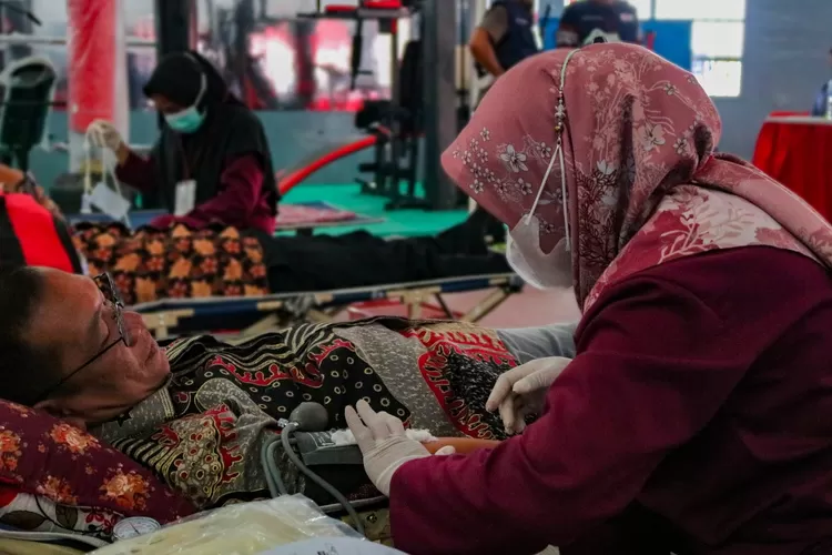 Kalapas Pematangsiantar M Pithra Jaya Saragih saat melakukan donor darah dalam rangkaian HBP ke-60 TA 2024  (Realitasonline.id/SS)
