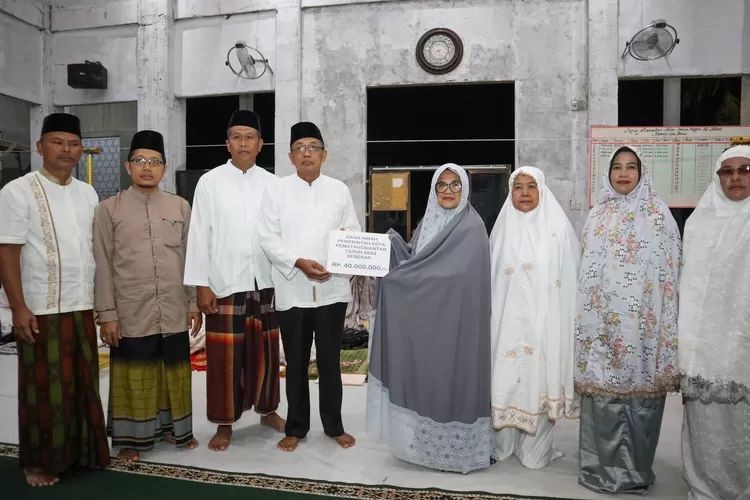 Tim Safari Ramadhan Pemko Pematangsiantar dipimpin langsung Wali Kota dr Susanti Dewayani mengawali kunjungannya di Masjid Al-Ikhlas Karangsari Permai  (Realitasonline.id/RH)