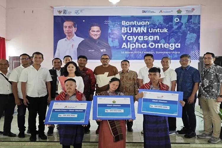 perwakilan dari Menteri BUMN, Arya Sinulingga bersama perwakilan dari beberapa perusahaan BUMN saat menyerahkan bantuan ke yayasan Alpha Omega (Realitasonline.id/GS)