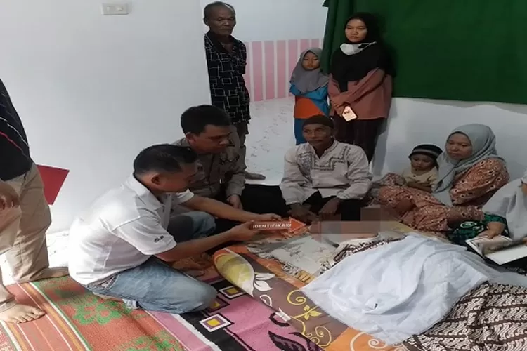 Jenazah Sanip tewas kesetrum listrik saat memperbaiki kipas angin di rumahnya Gang Masjid Dusun Teladan Desa Tanjung Mulia  (Realitasonline.id/zul)