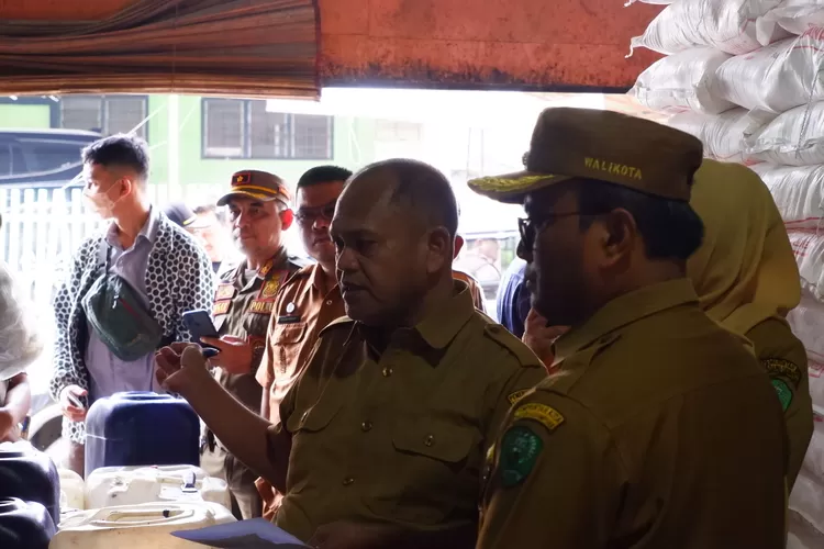 Pj Wali Kota Letnan didampingi Kadis Ketapang dan Kadis Perindagkop Kota Padangsidimpuan Cek Harga di Salah Satu Distributor