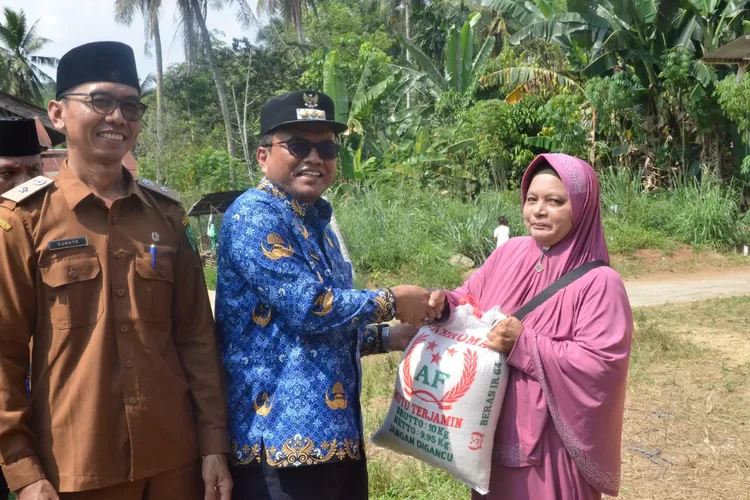 Pj Wali Kota Letnan Serahkan Bantuan Beras 10 kg Kepada Salah Satu Keluarga