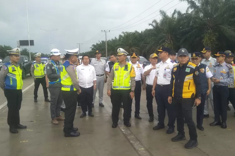 Dirlantas Polda Sumut, Kombes Pol Muji Ediyanto mengecek kondisi jalan Tol Indrapura, Lima Puluh, hingga Kisaran jelang arus mudik, Rabu (20/3/2024)