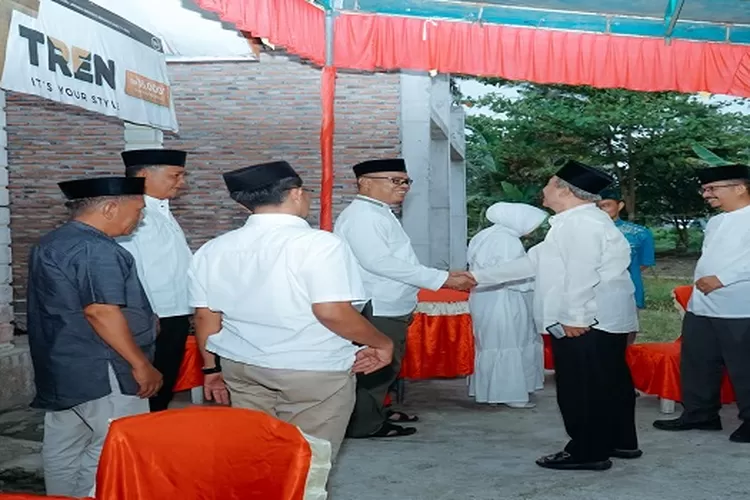 Pj Bupati Batu Bara Nizhamul saat bersafari ramadhan dan menyapa warga serta toko masyarakat di Desa Lima Laras, Kecamatan Nibung Hangus, Kabupaten Batu Bara (Realitasonline.id/GS)