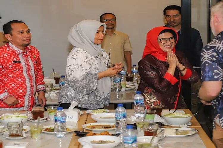 Walikota saat berdiskusi dengan USAID IUWASH terkait peningkatan air minum dan sanitasi aman yang dirangkai buka puasa bersama  (Realitasonline.id/RH)