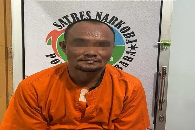 Tersangka ARS Alias Gondrong saat diamankan di Sat Res Narkoba Polres Batu Bara Kamis (21/3/2024) (Realitasonline.id/GS)