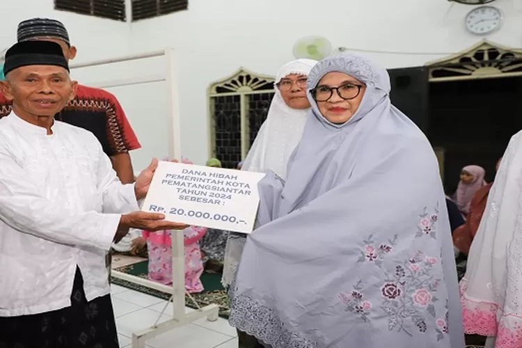 Walikota Siantar dr Susanti Dewayani serahkan bantuan hibah Pemko Pematangsiantar untuk rehabilitasi Mesjid Al Ikhlas  (Realitasonline.id/RH)