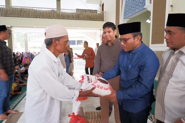 Pj Wali Kota Serahkan Bantuan Sembako secara simbolis kepada salah satu penerima di Masjid Hj Siti Mariam Lubis Kompleks Sekolah Nurul Ilmi Padangsidimpuan