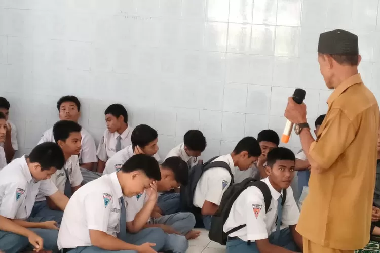 Siswa SMK Negeri 1 Bireuen saat mengikuti acara Dinul Islam. AJ