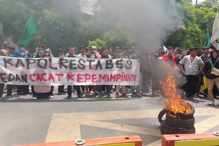 Mahasiswa Cipayung Plus Kota Medan menggelar unras sekaligus membentang spanduk bertuliskan 'Kapolrestabes Medan Cacat Kepemimpinan dan bakar ban di depan Mapolrestabes Jalan HM Said Medan, Senin (25/3/2024) (Realitasonline.id/ TM)