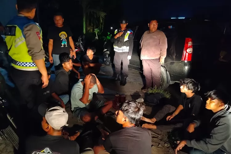 Polisi mengamankan sekelompok remaja saat tawuran di Belawan.