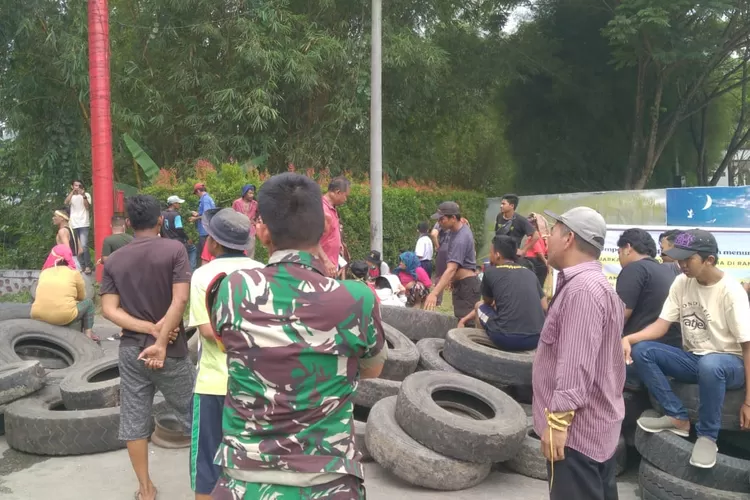 Pengunjuk rasa membakar ban di tengah Jalan Jamin Ginting Desa Rambung Baru Kecamatan Sibolangit hingga menimbulkan kemacetan total dari dan akan menuju Berastagi (Realitasonline.id/zul)