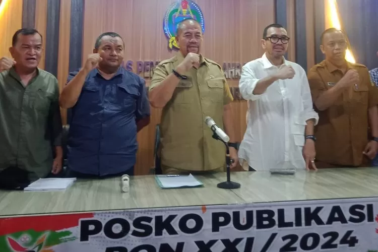 Plt Ketua Asprov PSSI Sumut, Arya Sinulingga (dua dari kanan) didampingi Kadispora Sumut H Baharuddin Siagian (tengah) menjelaskan persiapan tim sepakbola dan futsal menghadapi PON 2024.
