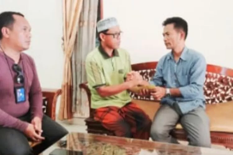 Ketua PWI Labuhanbatu menyerahkan bantuan dari pengurus PWI Labuhanbatu