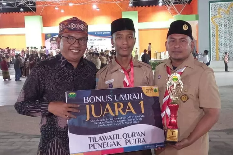 Insya Syukramil Fasya (tengah) juara satu Tilawatil Quran pada ajang MTR ke 23 se-Provinsi Aceh di Banda Aceh.