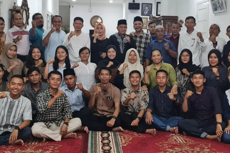 Ketua Umum FOPI Sumut, Liliana Puspa Sari, MKes foto bersama pengurus SIWO Sumut dan atlet Petanque PON Sumut.