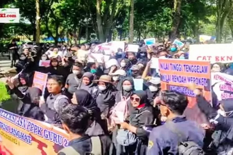 Ratusan guru honor PPPK berunjuk rasa di depan kantor Bupati Langkat pada 27 Desember Siang ( Realitasonline.id/MA)