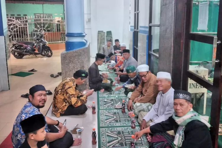 Tim Safari Ramadhan Pemdes Sei Rotan Kecamatan Percut Sei Tuan kunjungi Masjid Awaluddin Dusun 1, Minggu , (31/3/2024) malam.