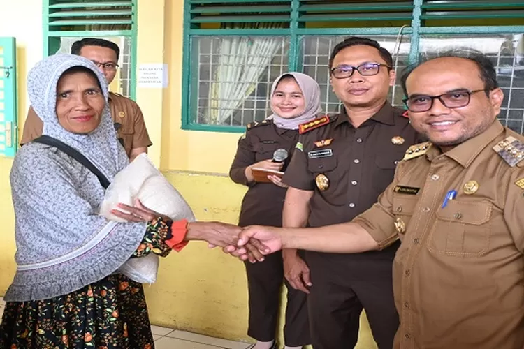 Kajari Padangsidimpuan Lambok Sidabutar, didampingi&nbsp; Pj. Wali Kota Letnan Dalimunthe, menyerahkan bantuan kepada warga kurang mampu, pada kegiatan Baksos bersama, dalam rangka Bulan Suci Ramadhan 1445 H ( Realitasonline.id/Riswandy)