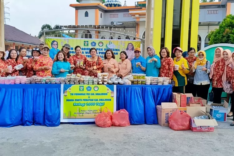 TP PKK bersama DWP Simalungun yang dipimpin Ketua DWP Kabupaten Simalungun Ny Bernadetta Esron Sinaga  (Realitaaonline.id/Sya'ban Sinaga)