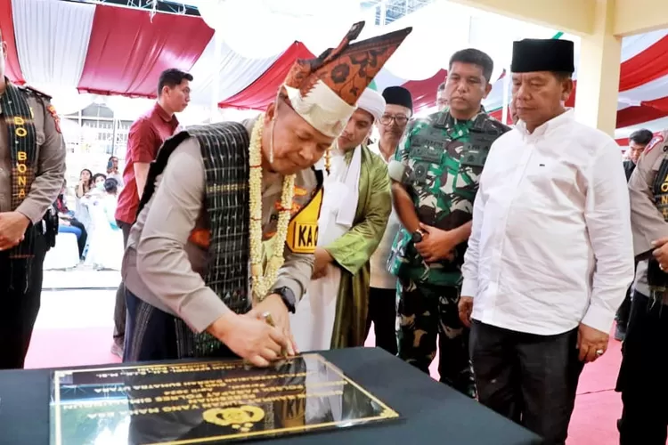 eresmian Gedung Polsek Parapat oleh Kapolda Sumut Irjen Pol Agung Setya Iman Efendi, yang ditandai denga penandatangan Prasasti disaksikan oleh Bupati Simalungun Radiapoh Hasiholan Sinaga  (Realitasonline.id/Sya'ban Sinaga)
